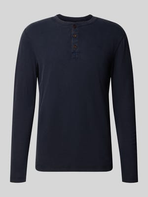 Longsleeve mit Strukturmuster und Knopfleiste Shop The Look MANNEQUINE