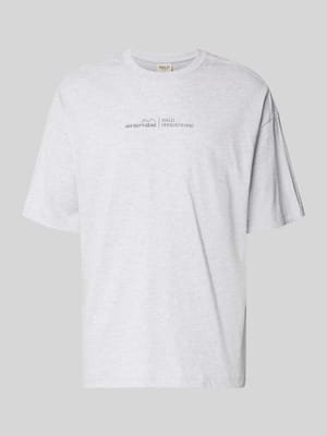 T-Shirt mit Label-Print und Rundhalsausschnitt Shop The Look MANNEQUINE