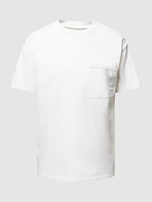 T-shirt z kieszenią na piersi model ‘NUANCE BY NATURE™’ Shop The Look MANNEQUINE