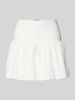 Spódnica mini z baskinką i haftem angielskim Shop The Look MANNEQUINE
