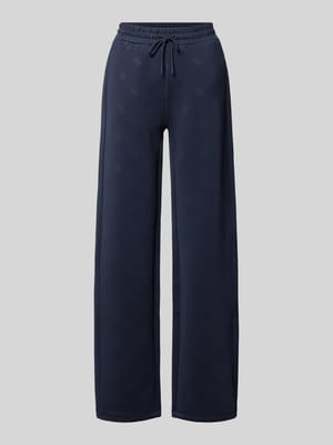 Wide Fit Sweatpants mit Allover-Logo-Print Modell 'Calista' Shop The Look MANNEQUINE