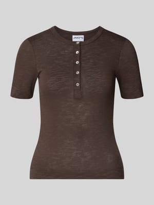 T-Shirt mit Rundhalsausschnitt und Knopfleiste Shop The Look MANNEQUINE