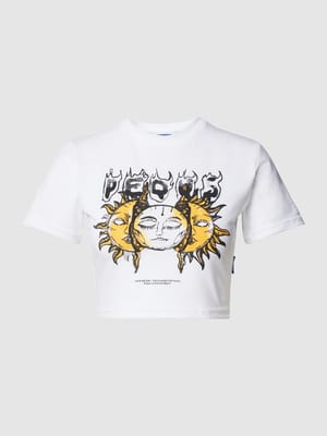 Crop T-Shirt mit Motiv-Print Modell 'Face The Sun' Shop The Look MANNEQUINE