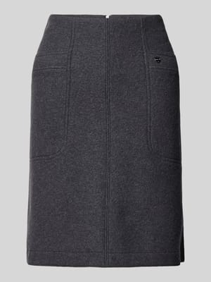 Knielange rok met steekzakken en labeldetail Shop The Look MANNEQUINE