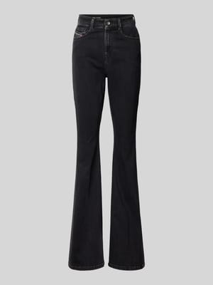 Flared Fit Jeans mit Logo-Detail Shop The Look MANNEQUINE