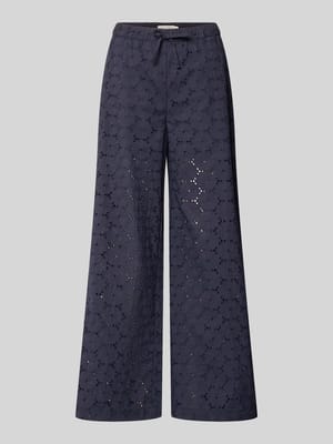 Stoffhose mit Lochstickerei Shop The Look MANNEQUINE