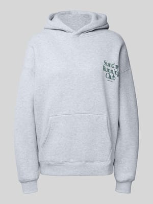 Oversized Hoodie mit Känguru-Tasche Modell 'Sunday Running Club' Shop The Look MANNEQUINE