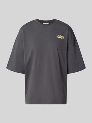 Oversized T-Shirt mit Label-Detail Modell 'Regina' Shop The Look MANNEQUINE