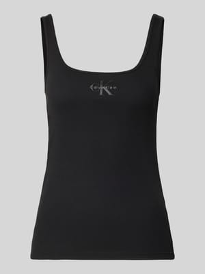 Top o kroju slim fit z nadrukiem z logo model „Scoop” Shop The Look MANNEQUINE