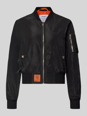 Bomberjacke mit Label-Patch und Reißverschlusstasche am Ärmel Shop The Look MANNEQUINE