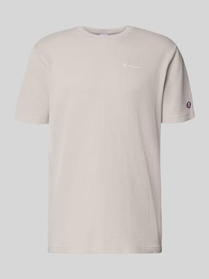 t-shirt z fakturowanym wzorem i haftami z logo Shop The Look MANNEQUINE
