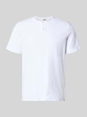 T-Shirt mit kurzer Knopfleiste Modell 'ENIL' Shop The Look MANNEQUINE