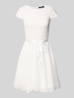 Cocktailkleid mit Spitzenbesatz und Bindegürtel Shop The Look MANNEQUINE