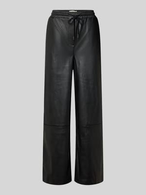 Spodnie materiałowe o szerokim kroju z imitacji skóry model ‘Zoma’ Shop The Look MANNEQUINE