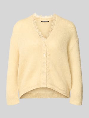 Strickjacke mit V-Ausschnitt und Spitzenbesatz Shop The Look MANNEQUINE