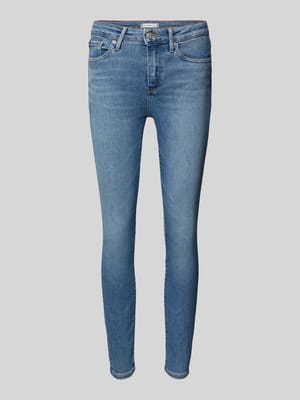 Skinny Fit Jeans mit Label-Detail Shop The Look MANNEQUINE