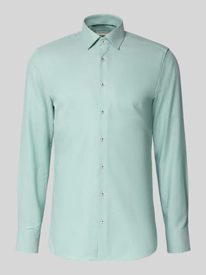 Slim Fit Business-Hemd aus Baumwolle mit Kentkragen Shop The Look MANNEQUINE