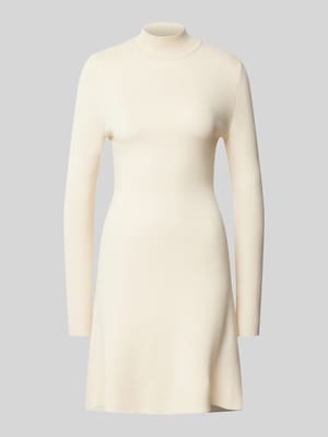 Tailliertes Strickkleid mit geripptem Mock-Neck Modell 'GOLD' Shop The Look MANNEQUINE