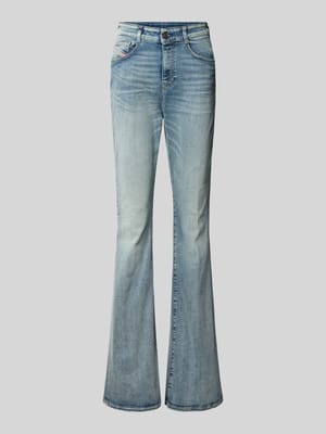 Flared Fit Jeans mit Logo-Detail Shop The Look MANNEQUINE