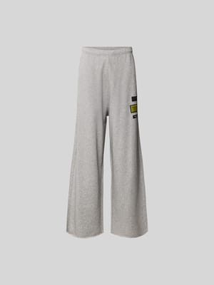 Wide Fit Sweatpants mit Logo-Patch Shop The Look MANNEQUINE