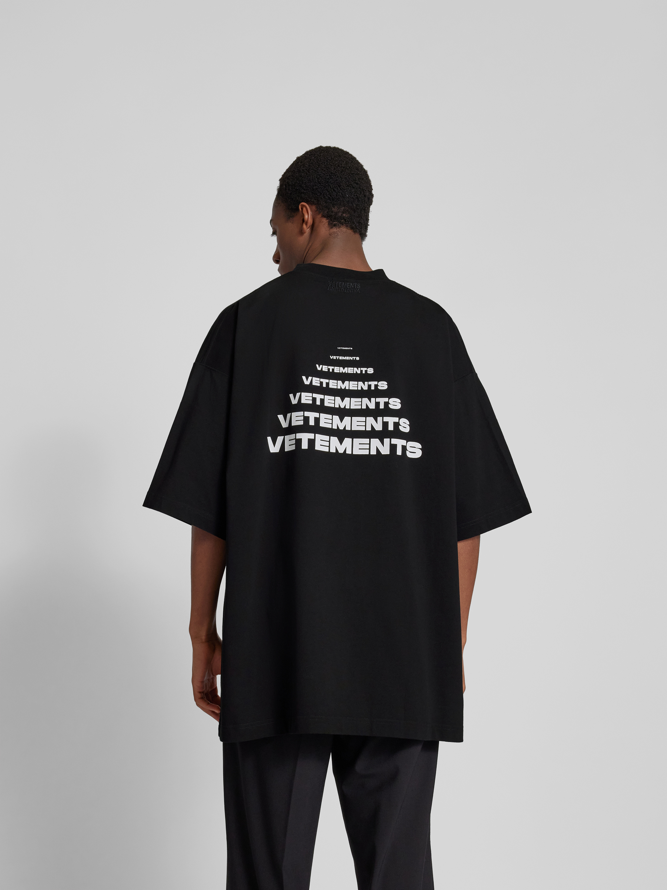 VETEMENTS Oversized T-Shirt mit Label-Print (black) online kaufen