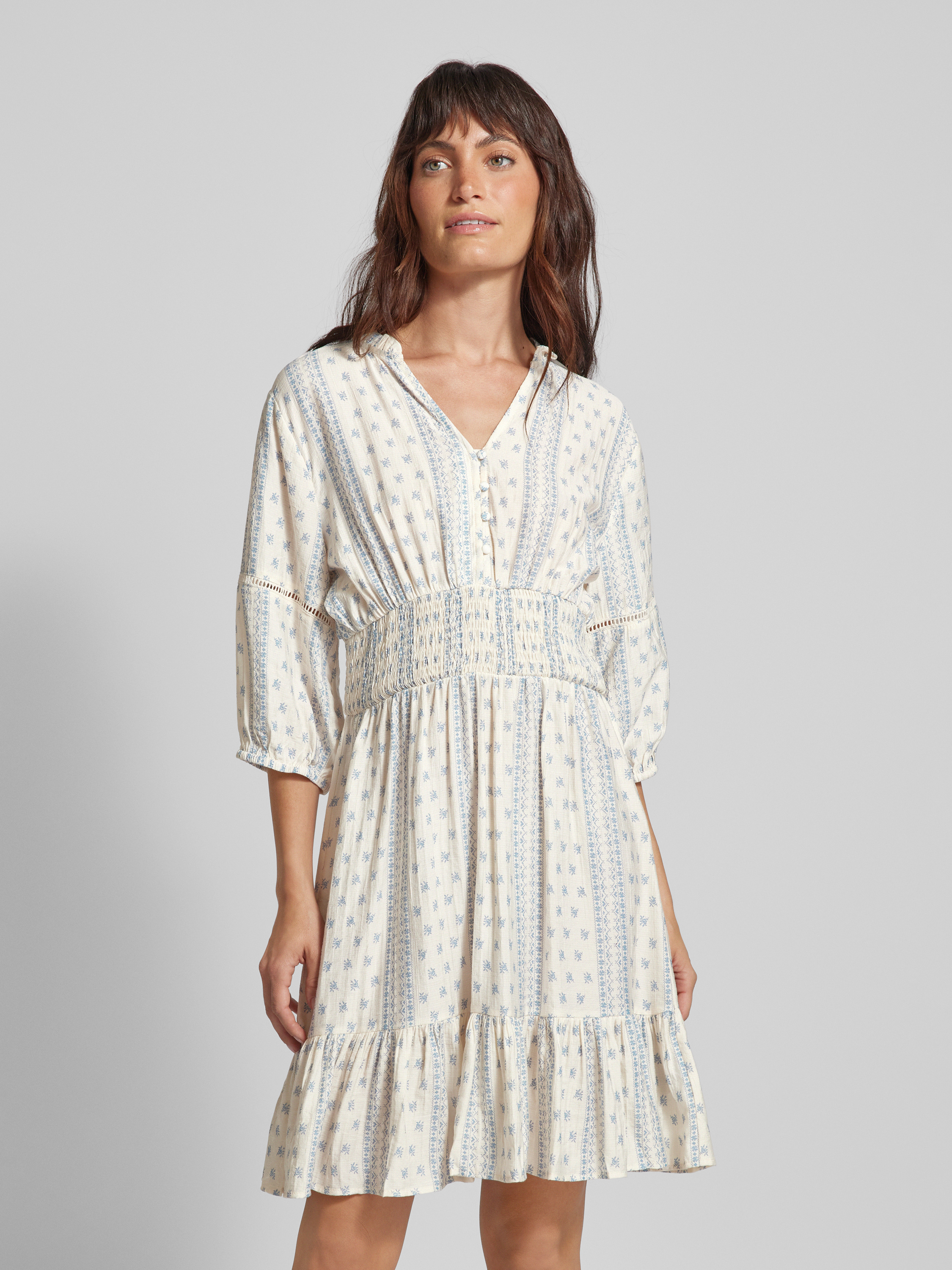 b.young Knielanges Kleid mit Smok-Details Modell 'Felsa' (sand) online ...