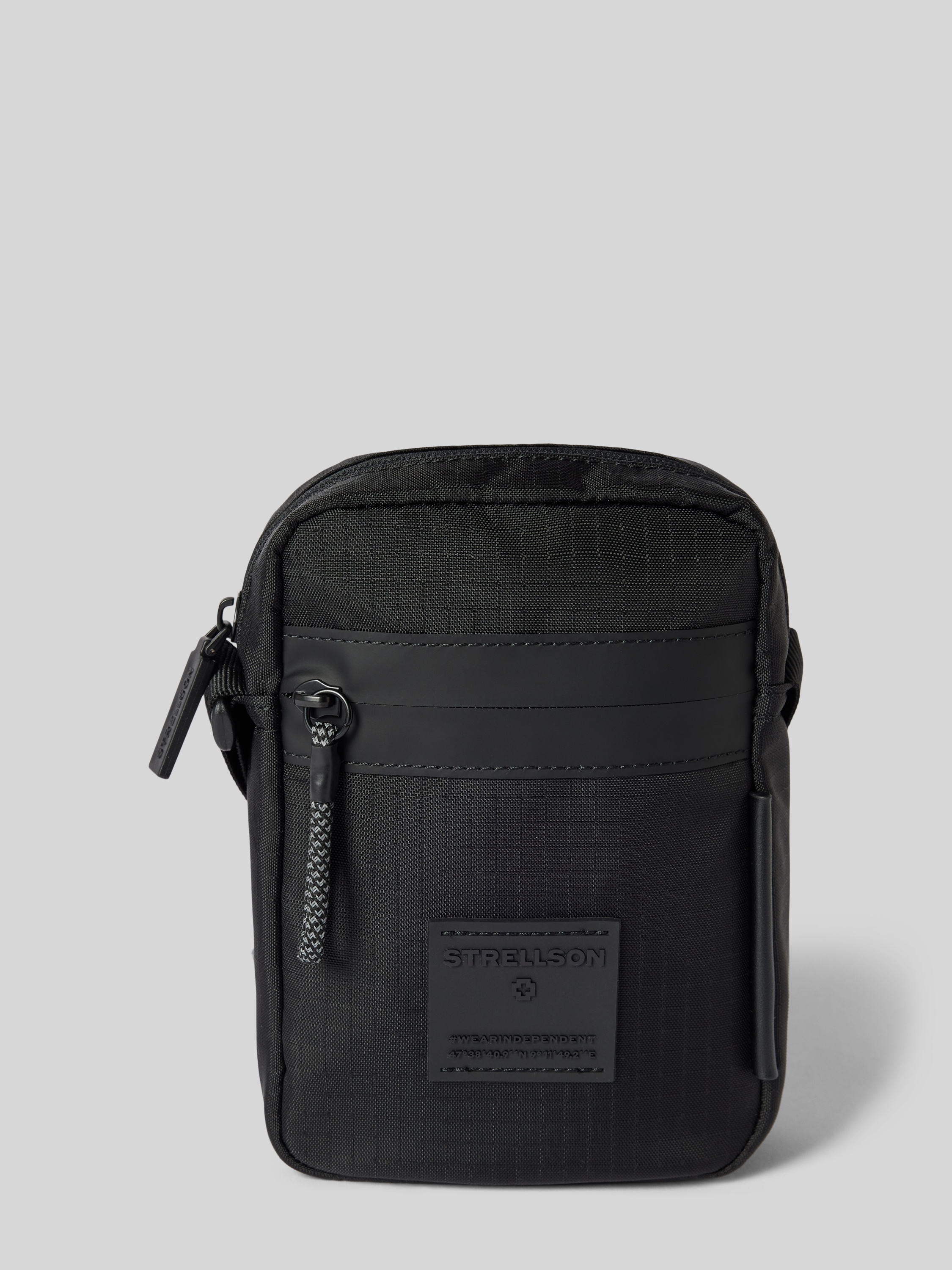 Strellson Umhängetasche mit Label-Badge Modell 'clint' (black