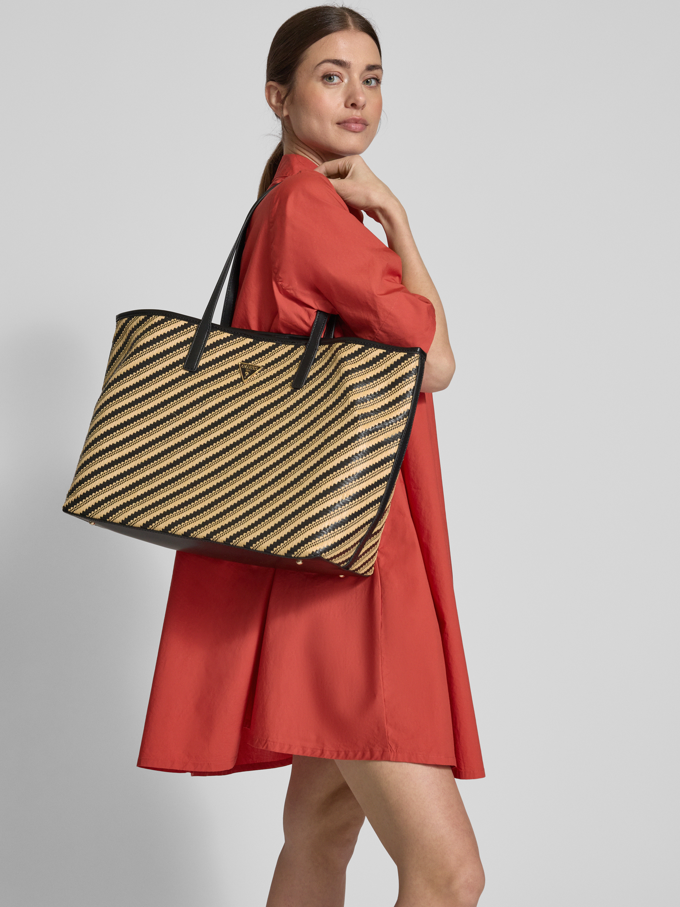 ②WWW_RACK WHAT WE WANT Duża torebka worek ze skóry z paseczkami Pinko -> Kup Online