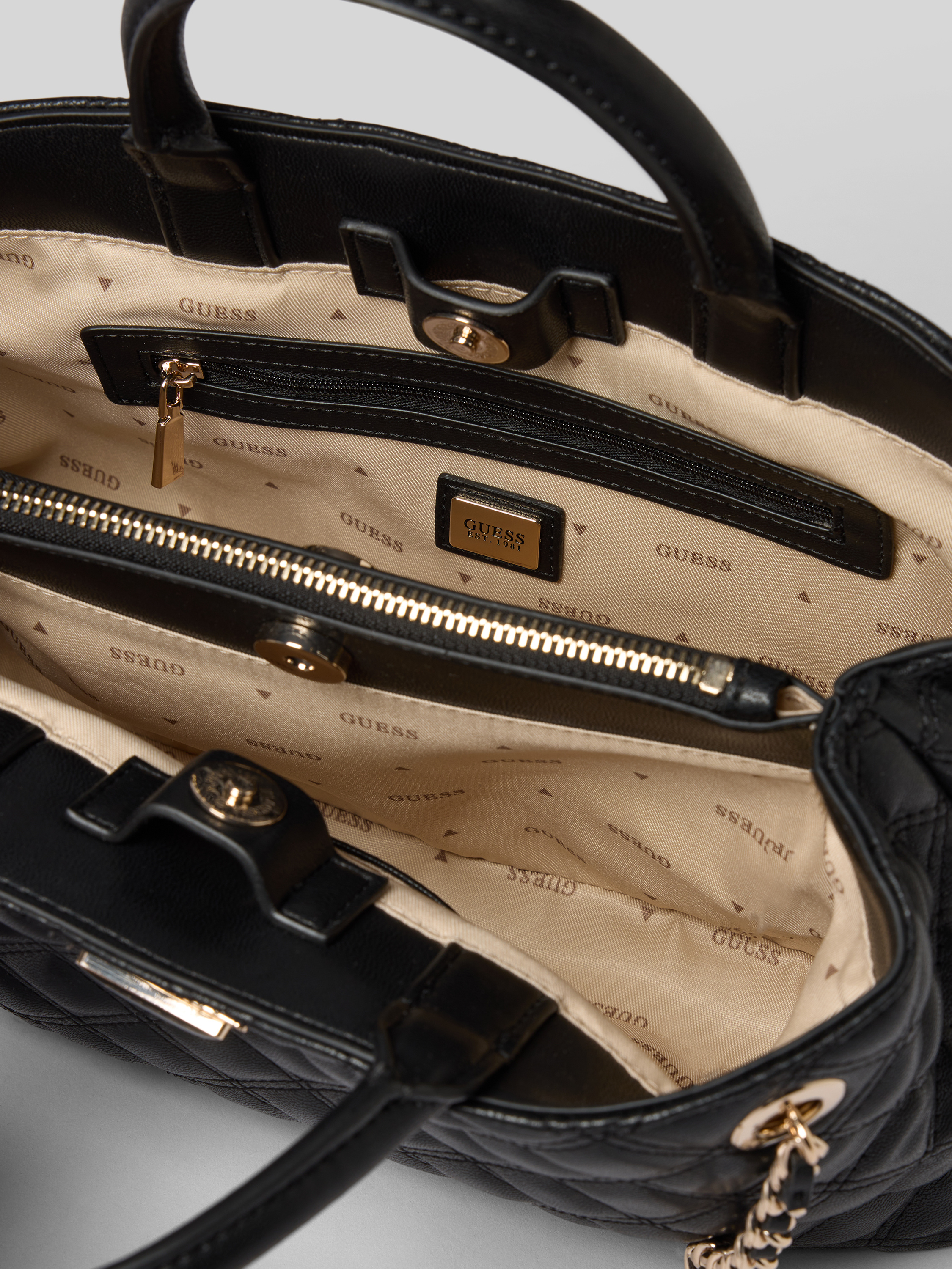 user_1c0a684c　TP M Kup online Guess Torba typu kuferek z detalem z logo model