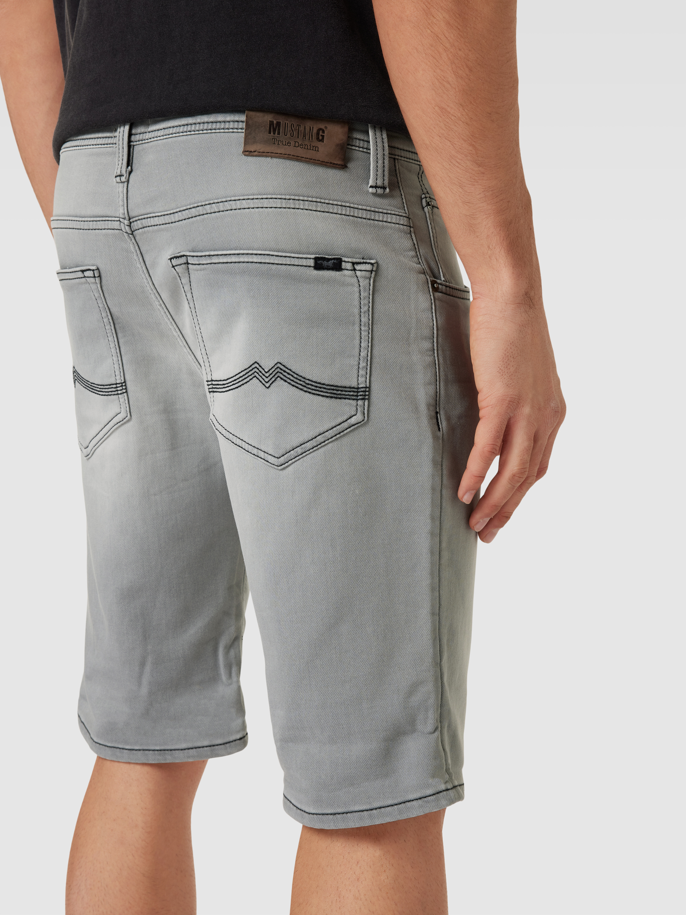 Mustang Bermudas mit Label-Patch Modell 'Chicago' (dunkelgrau) online ...