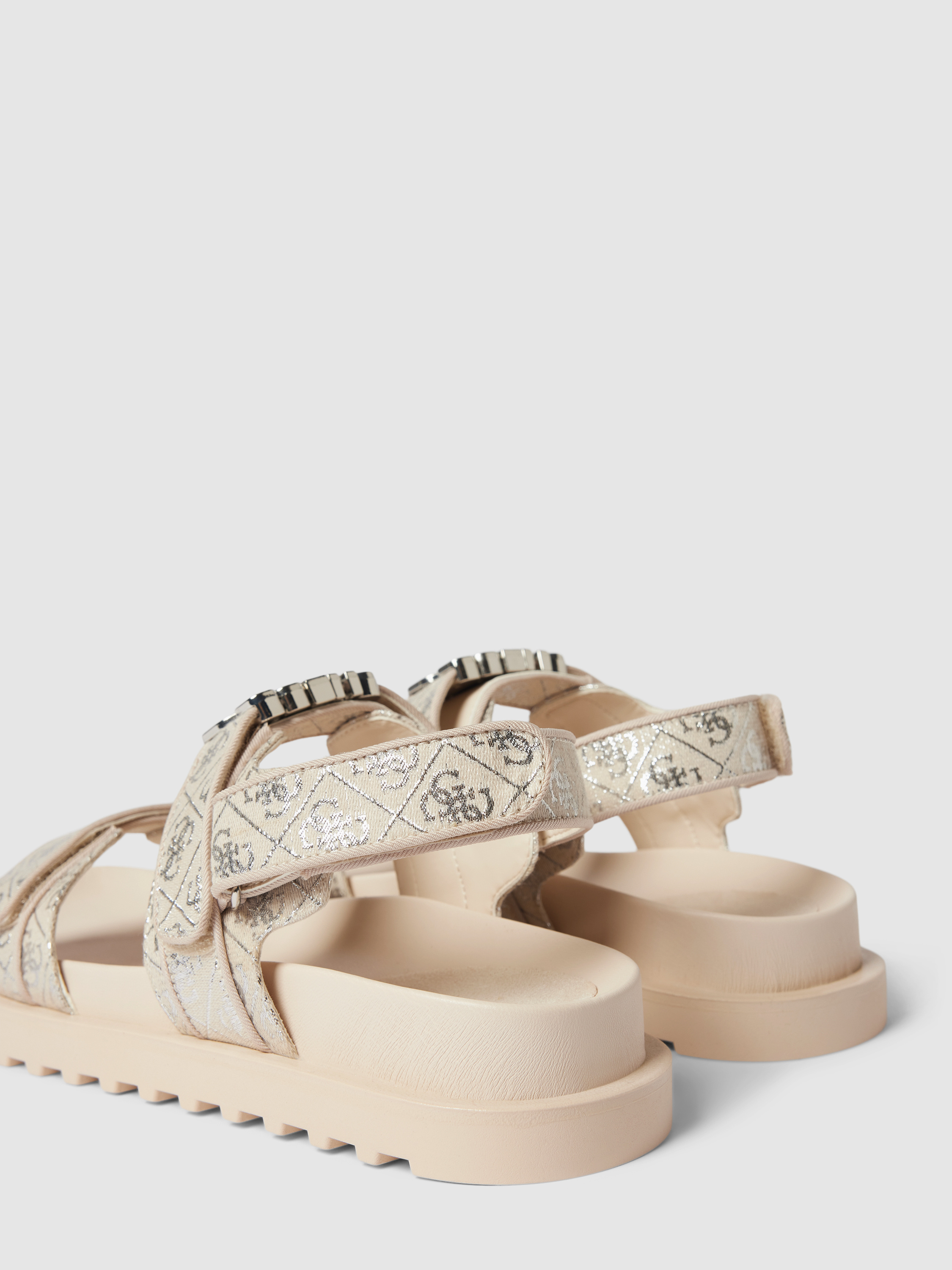 Met hak Guess sandalen kopen? Nieuwe collectie 2026