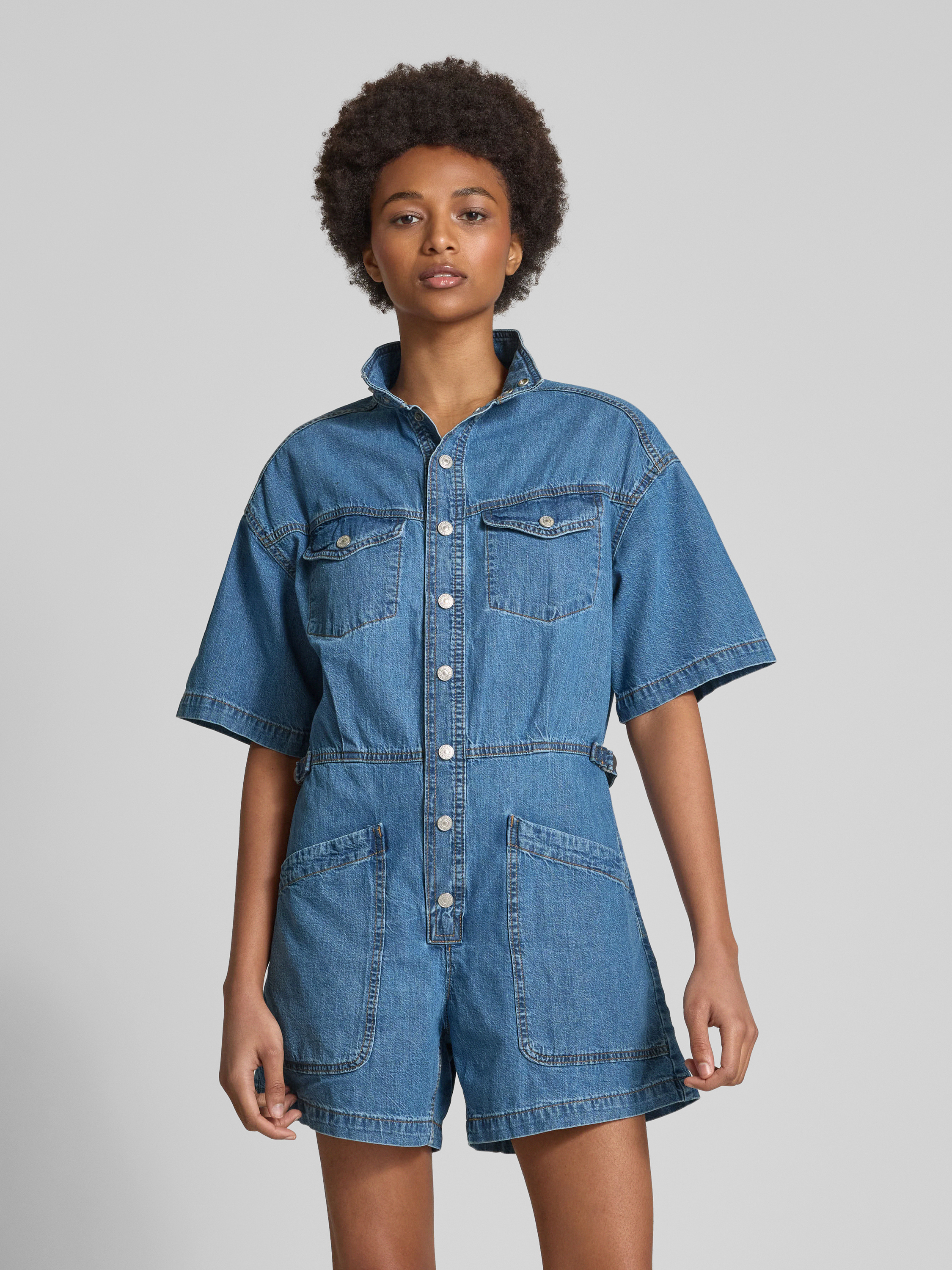 Kup online Levi's® Kombinezon jeansowy z nakładanymi