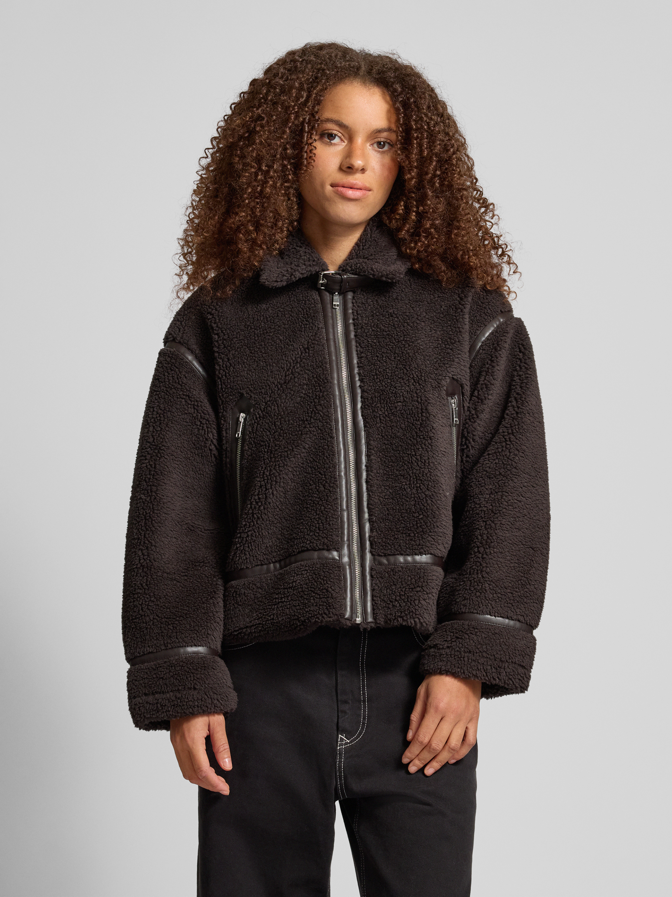 CHIEKO+ チェコプラス 新品タグ付　デニムTEDDY ショートジャケット Only Regular Fit Teddyjacke mit Kunstleder-Details Modell