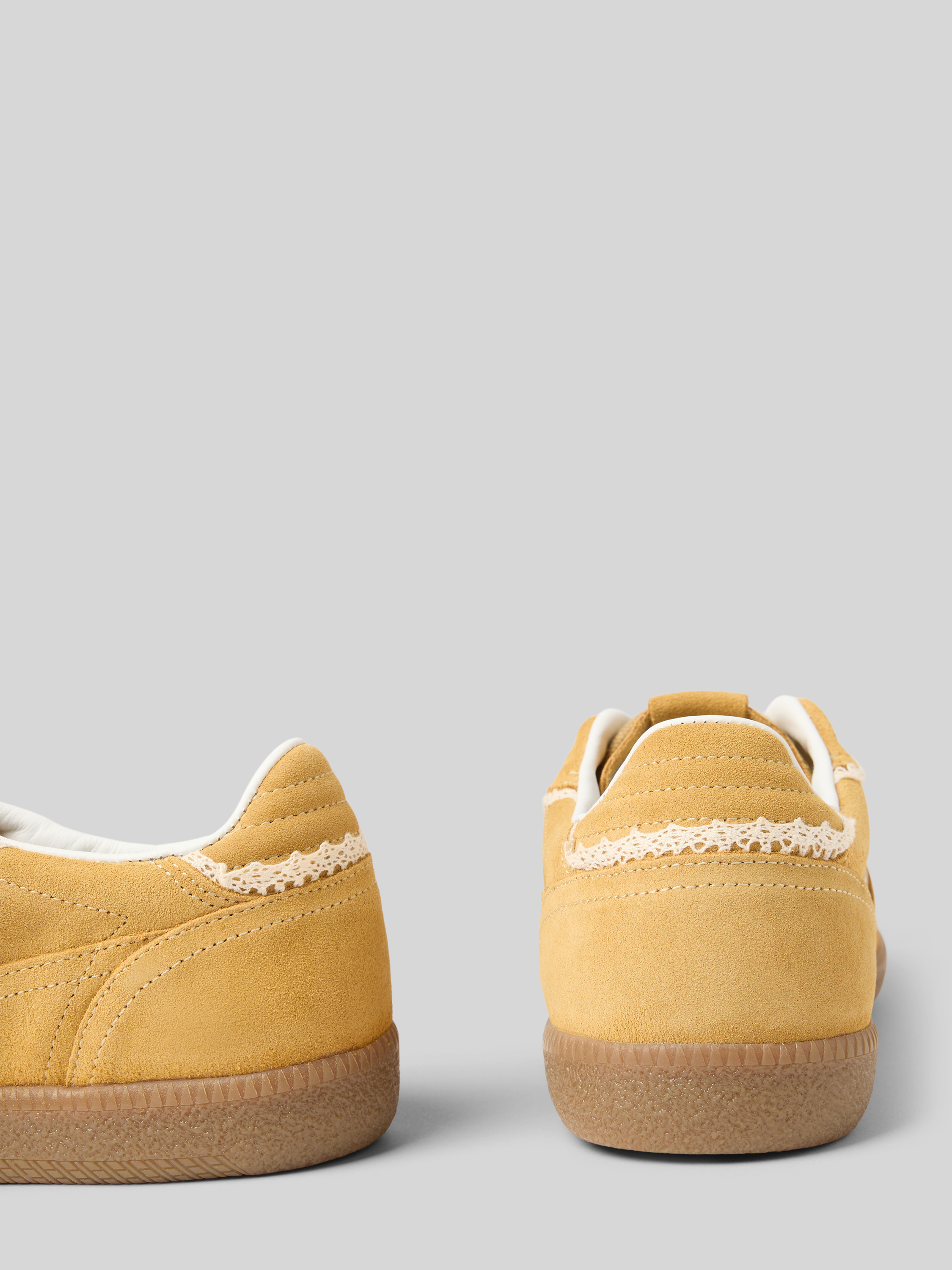 ALOHAS Sneakers van leer met gehaakt kant in mosterdgeel online