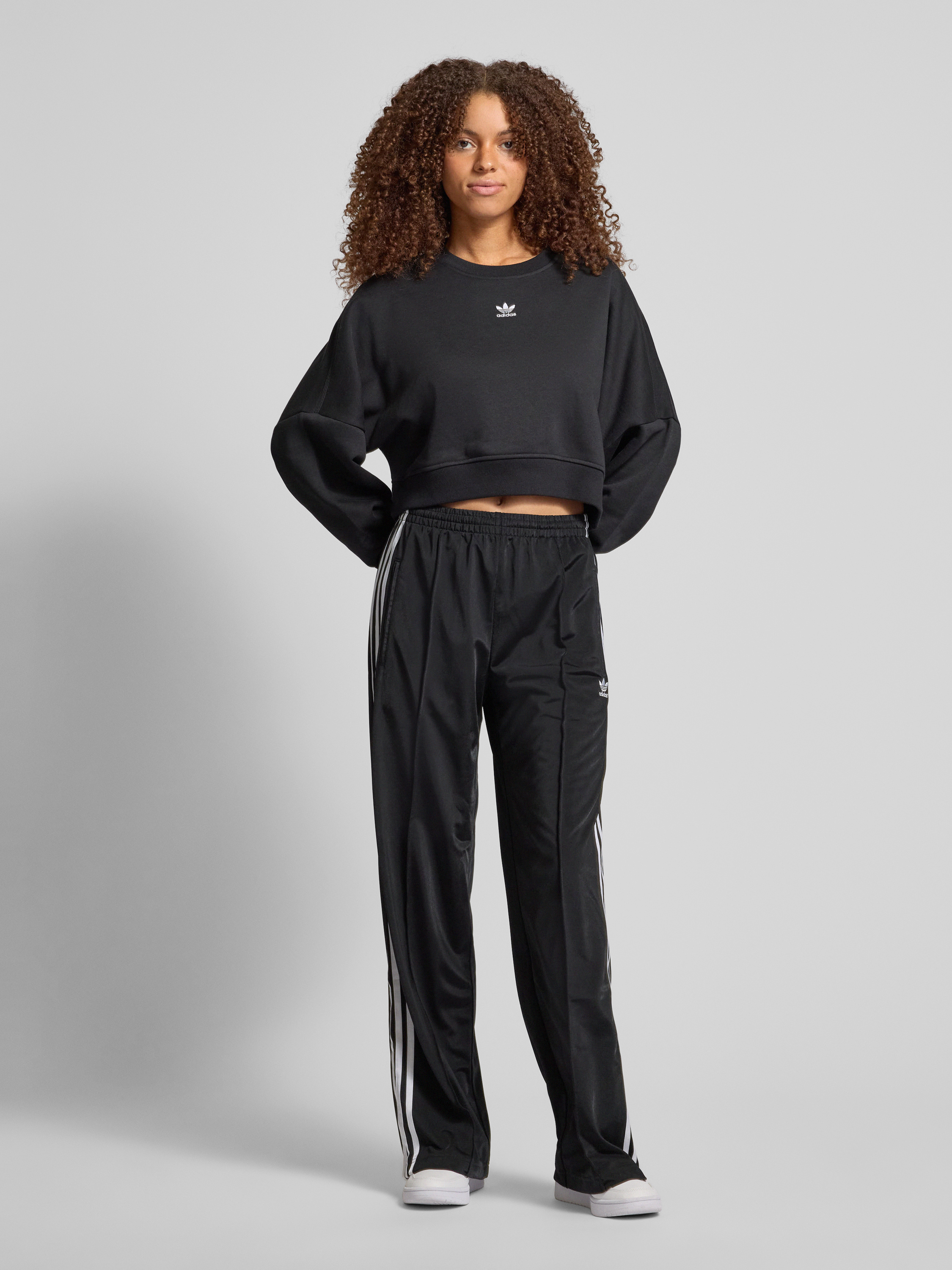 tktk723 Kup online adidas Originals Spodnie dresowe o rozkloszowanym