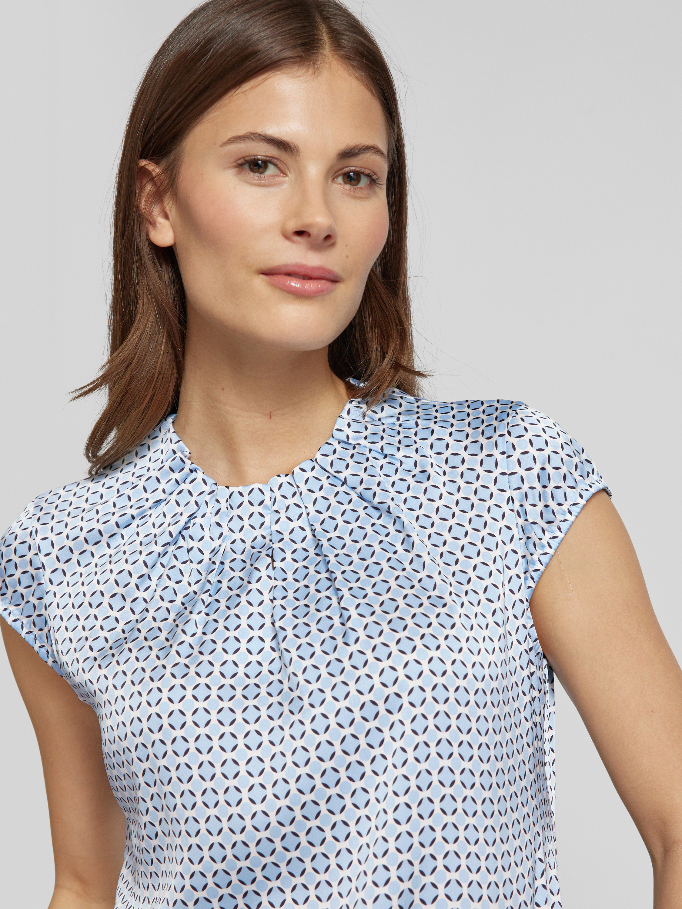 Comma Damen Blusenshirt Mit Satinblende – Bequemes T-Shirt Mit V-Ausschnitt & Lässigem Fit