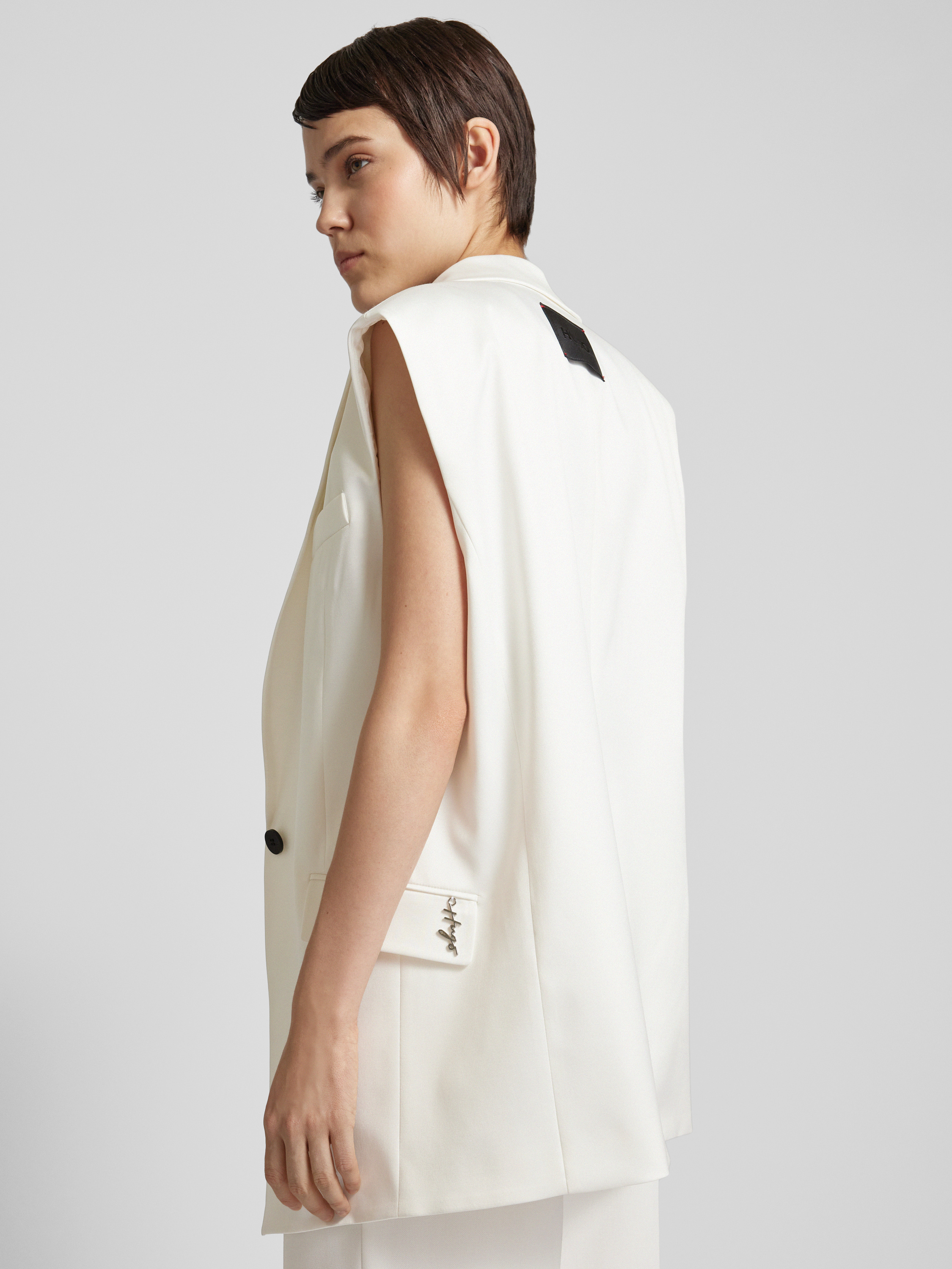 hugo-weste-im-rmellosen-design-modell-ameya-weiss-online-kaufen