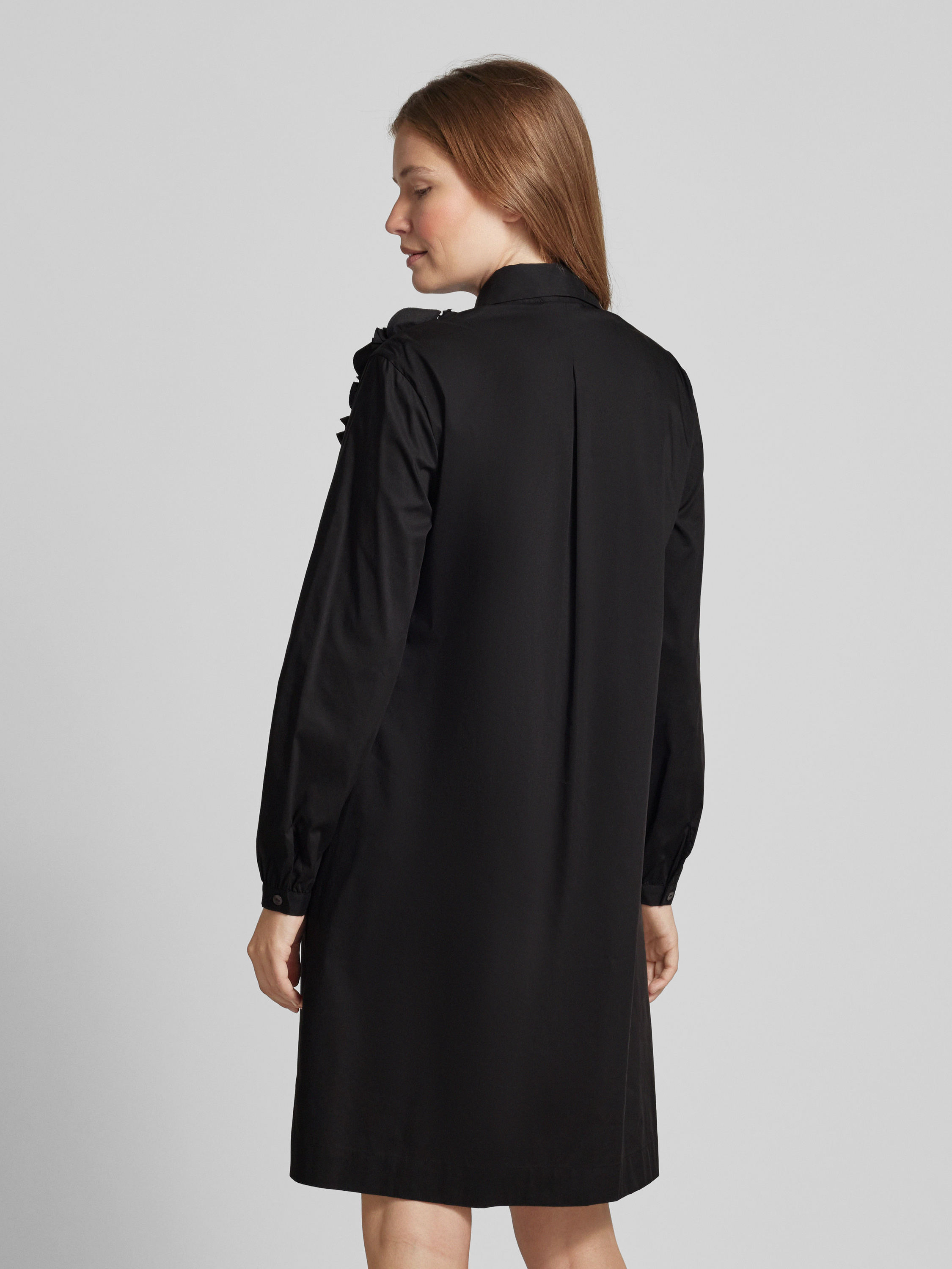 0039 Italy Knielanges Hemdblusenkleid mit Applikation Modell