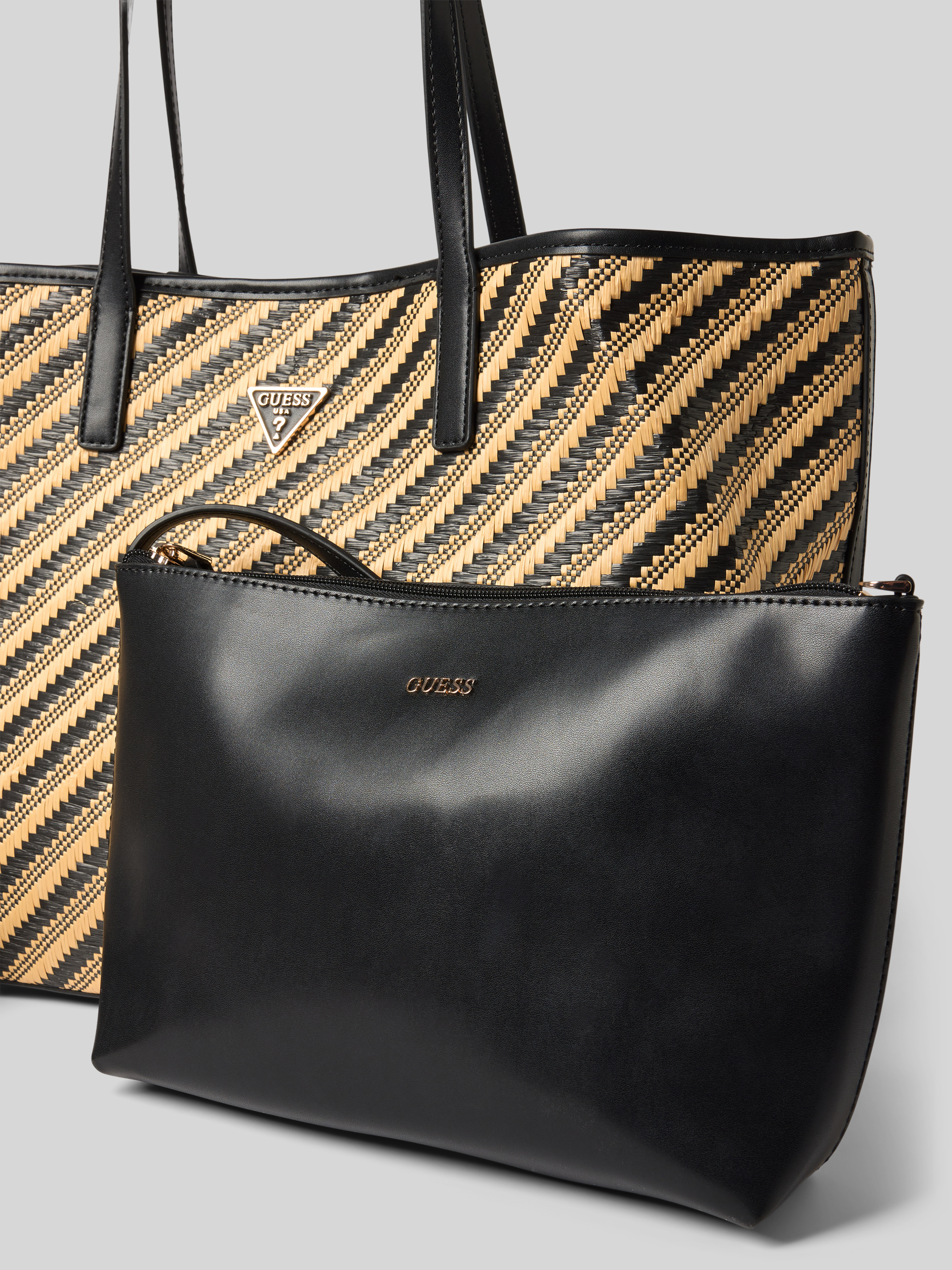 Kup online Guess Torba shopper 2 w 1 z aplikacją z logo