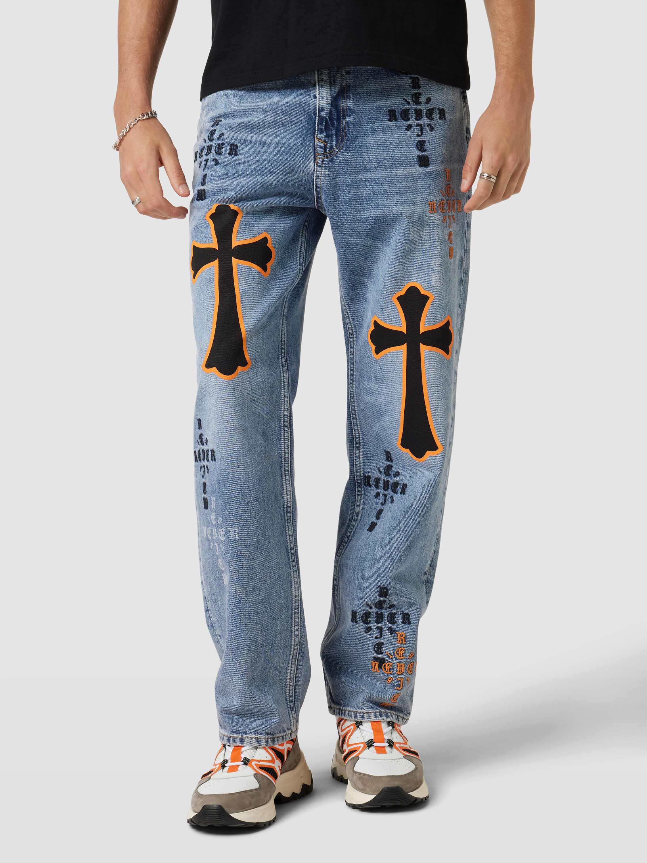 Kup online REVIEW Jeansy o kroju baggy fit z nadrukiem