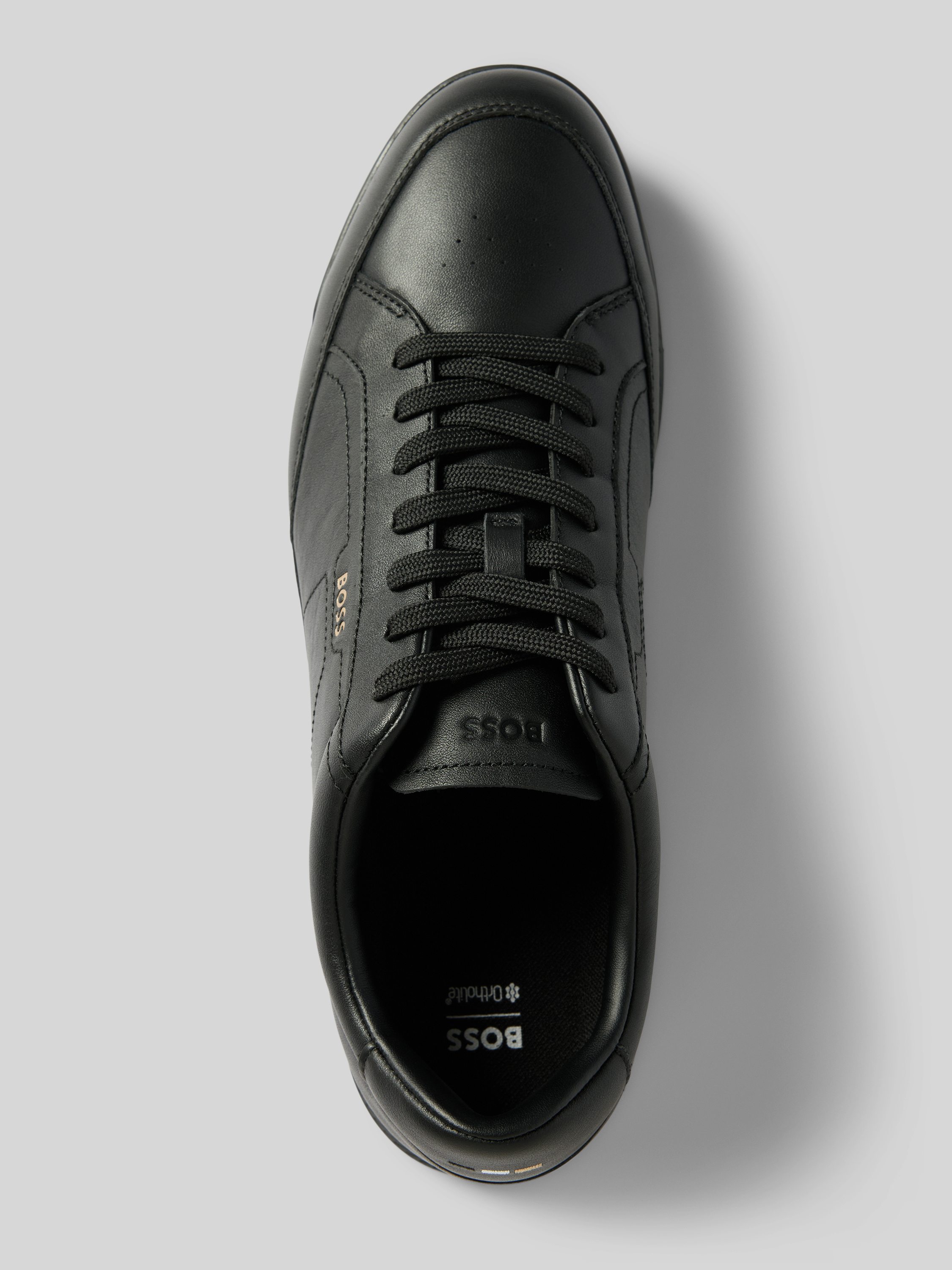 Scarpe Da Ginnastica BOSS Uomo Modello Nitan LTPF In Pelle Con Logo Dorato. Lavorazione Di Alta Qualità, Fodera Interna Completa E Chiusura Con Lacci. Eleganti E Casual, Perfette Per Il Look Quotidiano. Nella Loro Confezione Originale.