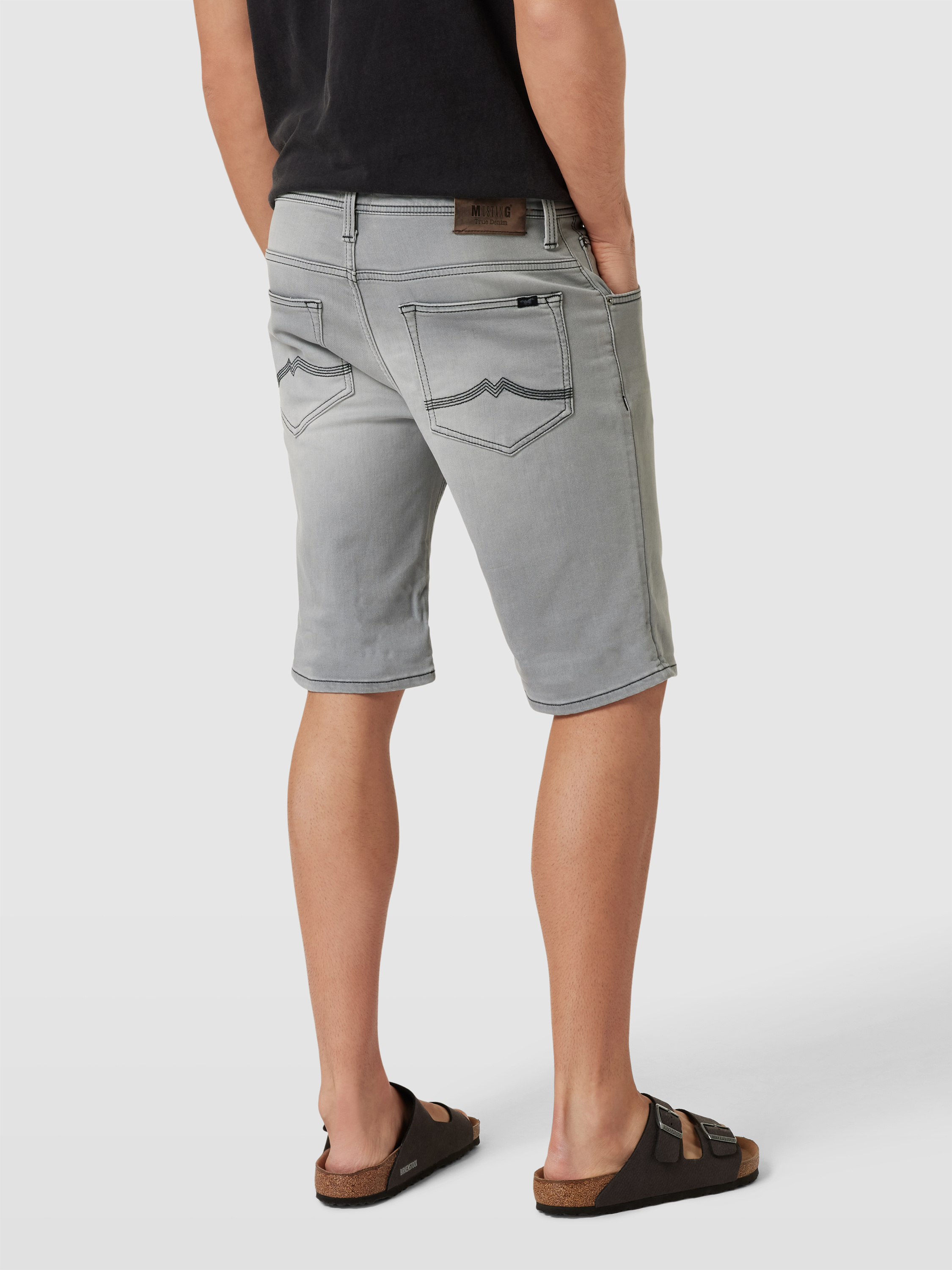 Mustang Bermudas mit Label-Patch Modell 'Chicago' (dunkelgrau) online ...