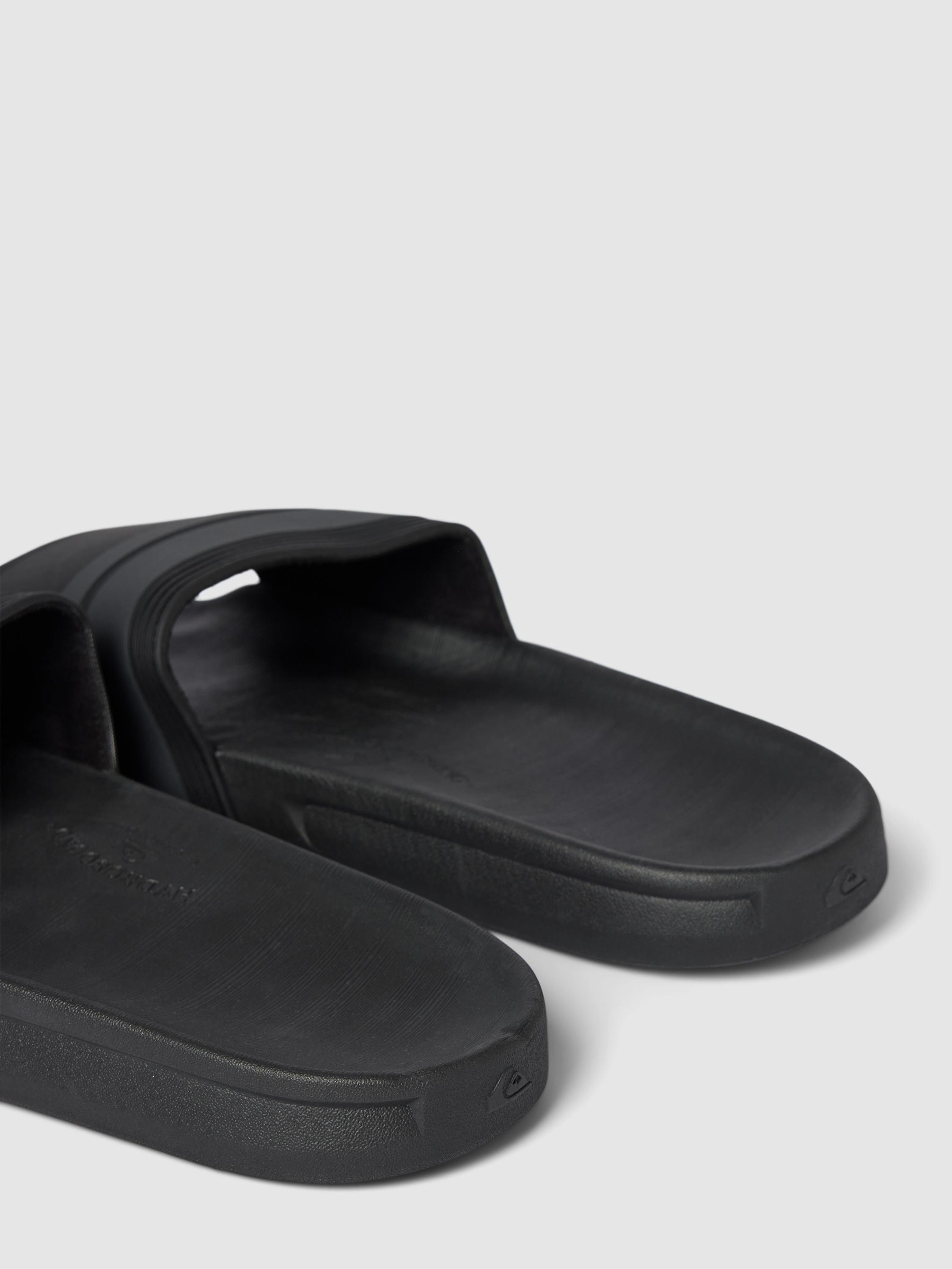 Kup online Quiksilver Klapki z detalem z logo model ‘RIVI’ (czarny)