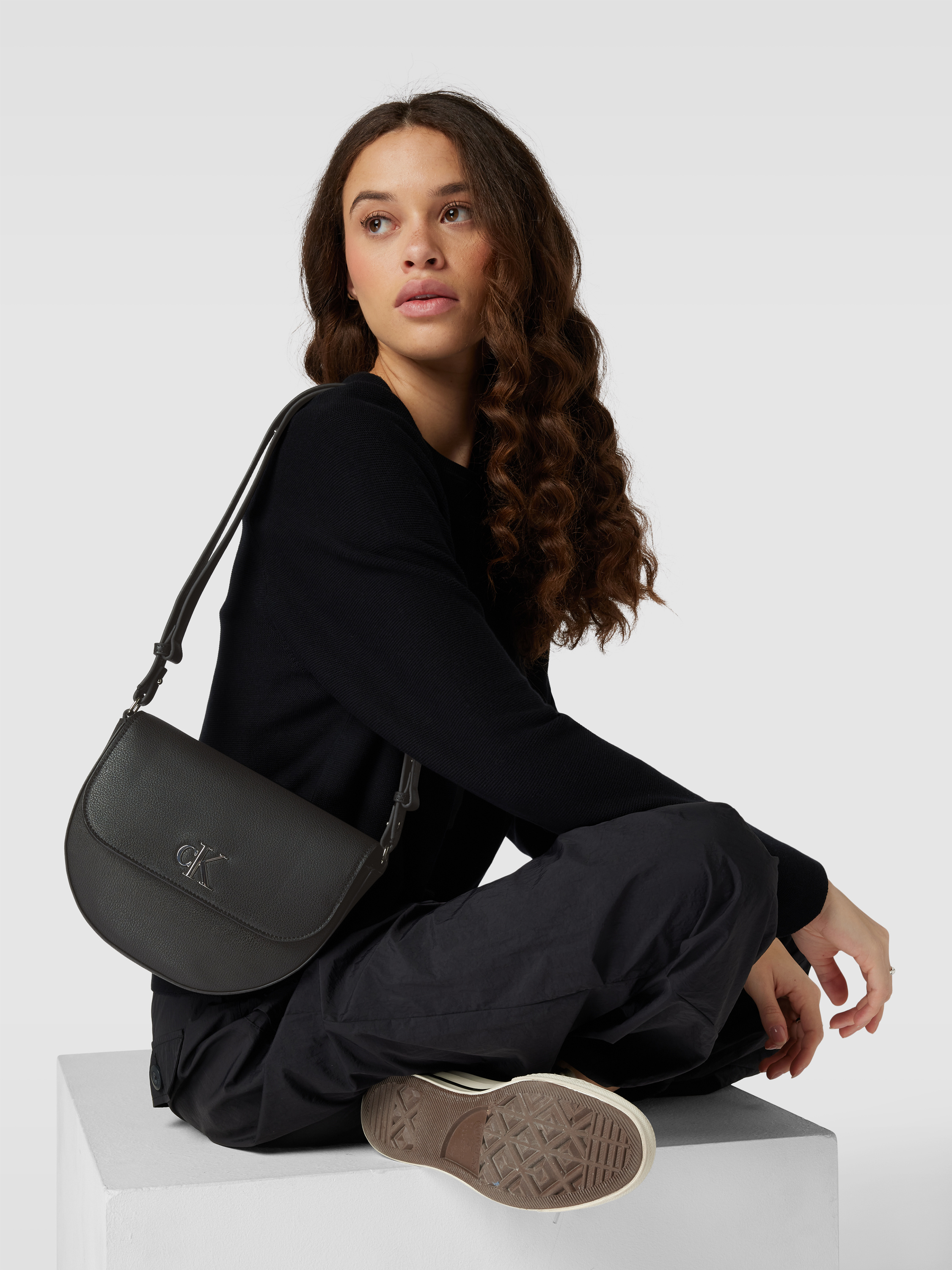 Calvin Klein Jeans Saddle Bag mit Label-Applikation Modell
