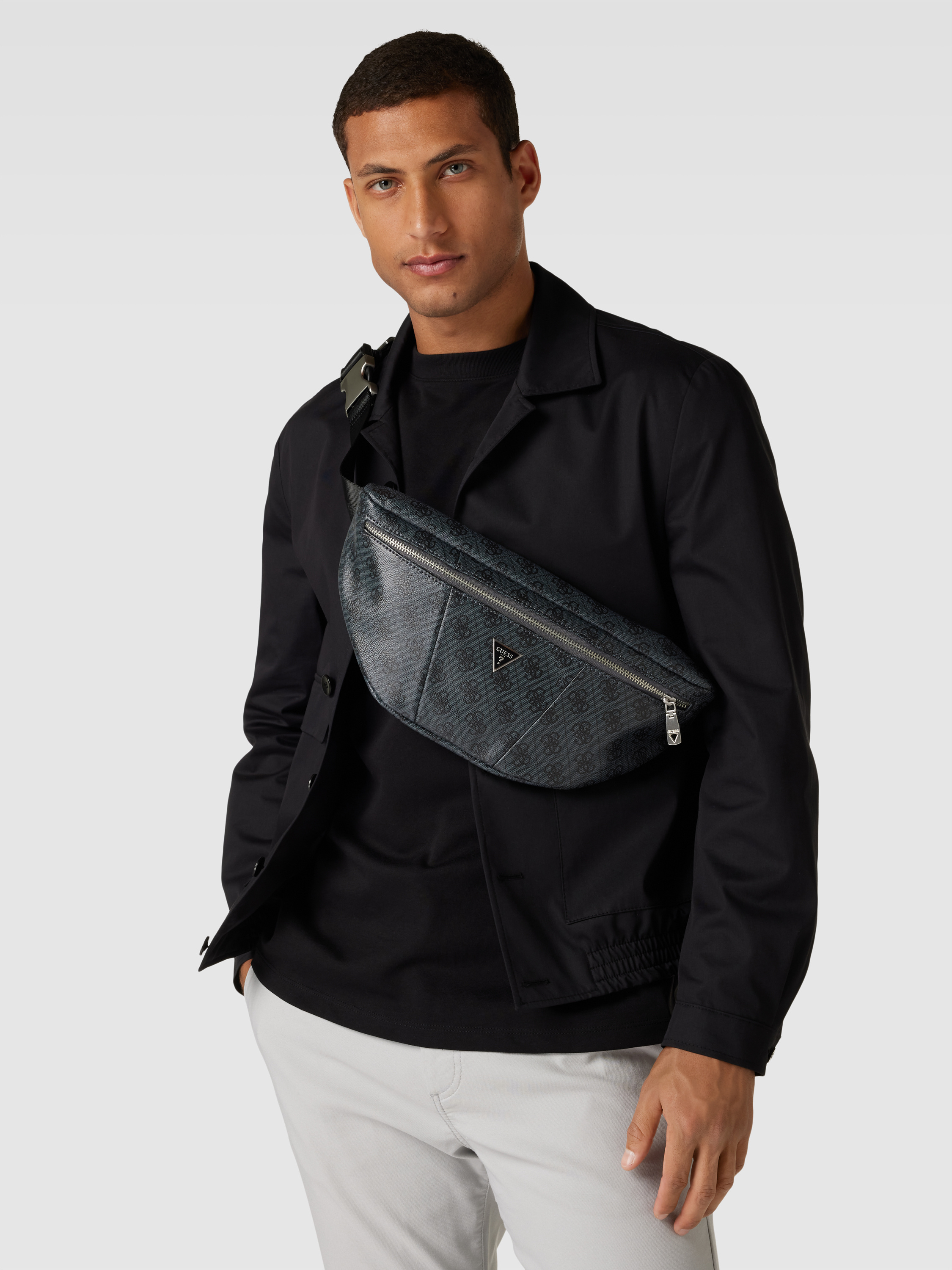 Guess Bauchtasche mit Allover-Logo Modell 'VEZZOLA' (black) online