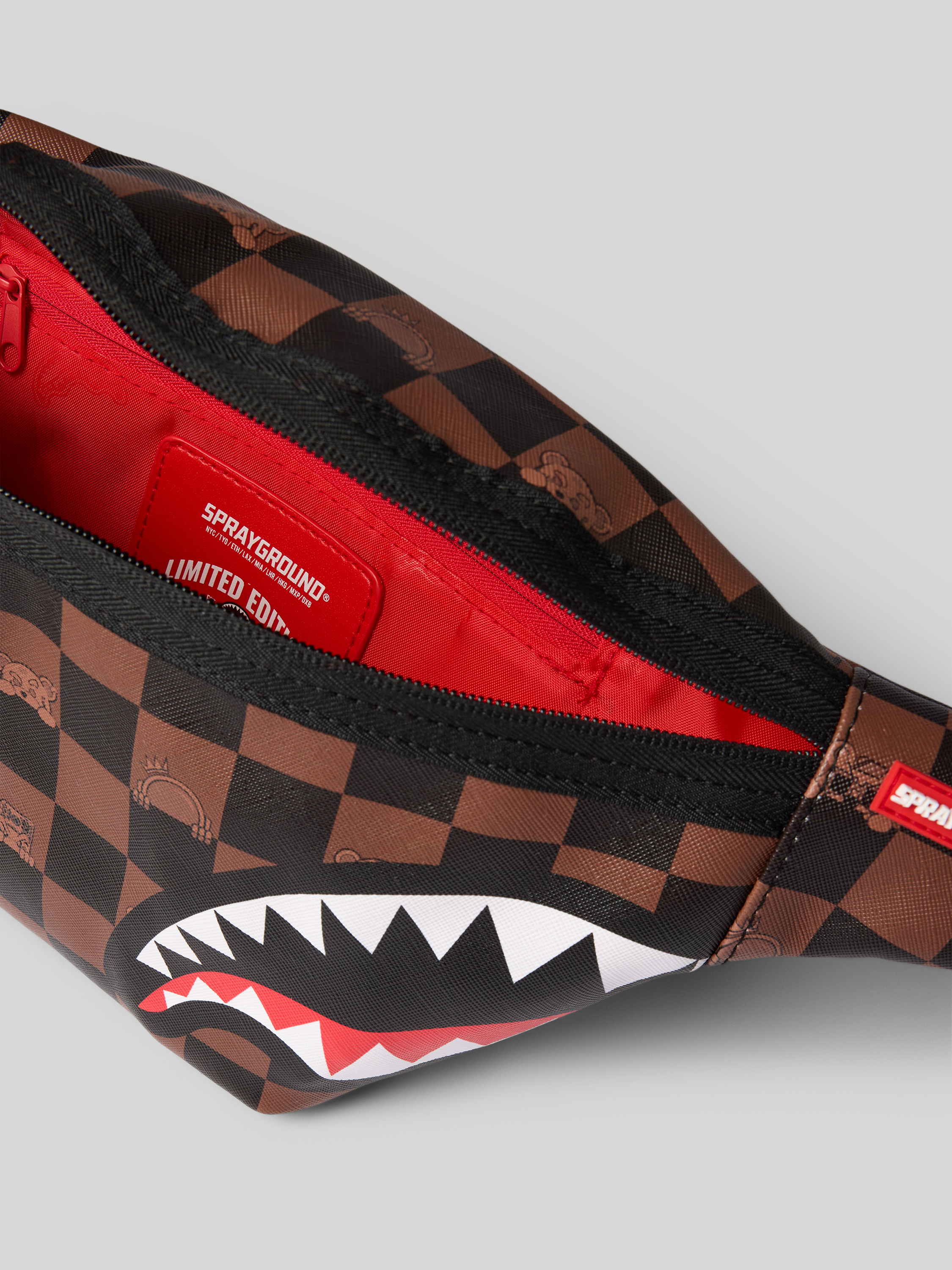 Sprayground Label Sprayground Bauchtasche mit Label-Badge Modell 'Peeking Character ...