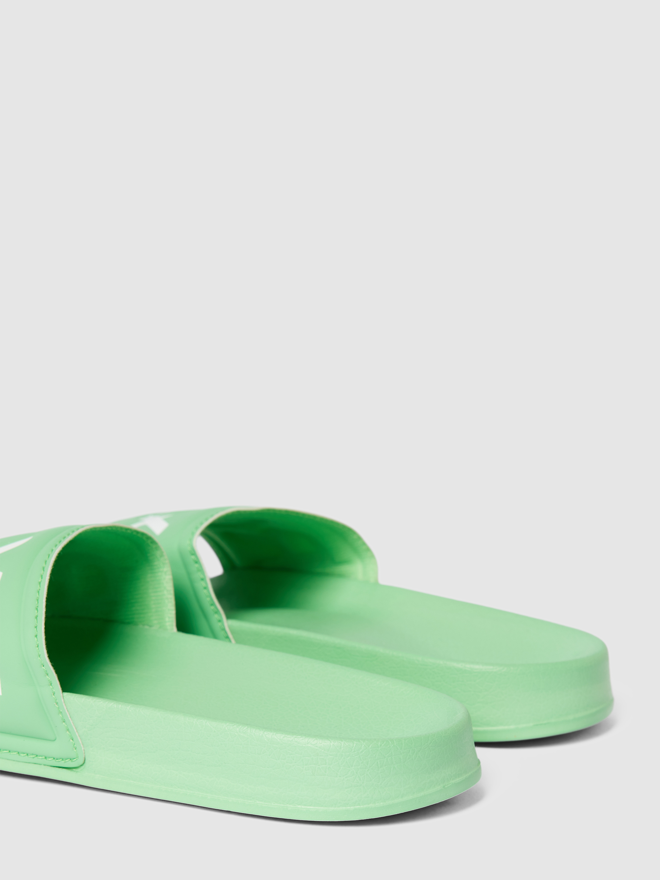 Rubber Roxy Slippers Roxy Slippers met labeldetail, model 'SLIPPY' in lichtgroen online ...