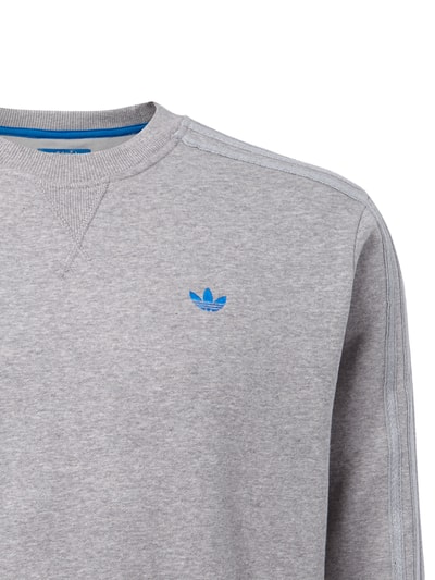 adidas Originals Sweatshirt mit Zierstreifen und Logo-Stickerei Hellgrau Melange 2