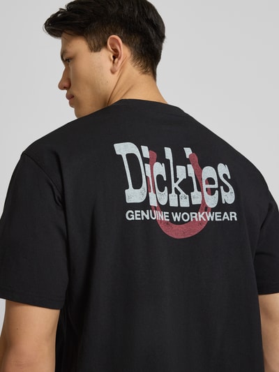 Männermodel trägt Herren T-Shirt mit Logo Modell 'VERNAL' von Dickies, Reine Baumwolle, Relaxed-Fit, schwarze Farbe, Nahaufnahme Rückansicht.