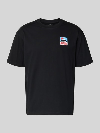 Produktfoto, czarny męski t-shirt z bawełny z nadrukiem z logo, krój relaxed fit, okrągły dekolt, model 'SUNSET ON FUJI SAN' od Edwin, długość tyłu w rozmiarze M: 69 cm